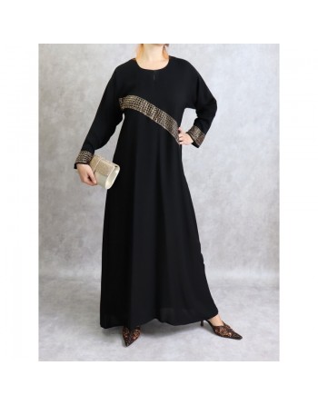 Abaya longue noire "Dubai" tissu satiné décoré de strass dorés pour femme avec son écharpe assortie 