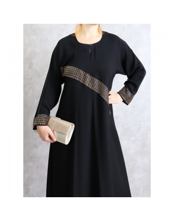 Abaya longue noire "Dubai" tissu satiné décoré de strass dorés pour femme avec son écharpe assortie 