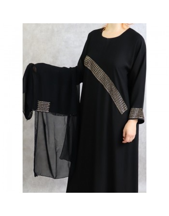 Abaya longue noire "Dubai" tissu satiné décoré de strass dorés pour femme avec son écharpe assortie 