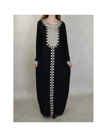 Robe longue pour femme avec broderies sur le devant et les manches - Couleur noir 