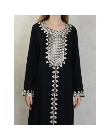 Robe longue pour femme avec broderies sur le devant et les manches - Couleur noir 