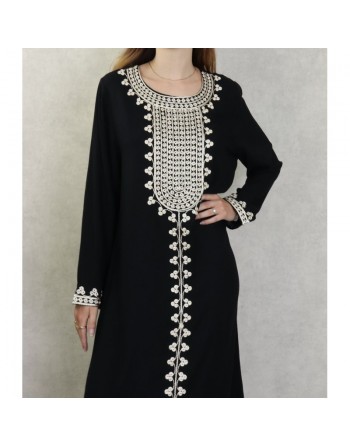 Robe longue pour femme avec broderies sur le devant et les manches - Couleur noir 