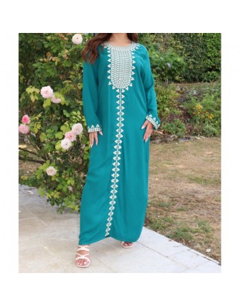 Robe longue pour femme avec broderies sur le devant et les manches - Couleur vert émeraude 