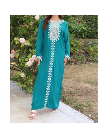 Robe longue pour femme avec broderies sur le devant et les manches - Couleur vert émeraude 