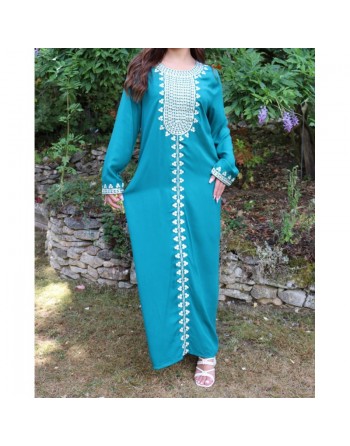 Robe longue pour femme avec broderies sur le devant et les manches - Couleur vert émeraude 