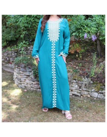 Robe longue pour femme avec broderies sur le devant et les manches - Couleur vert émeraude 