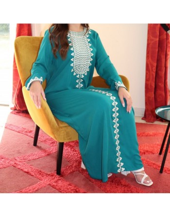 Robe longue pour femme avec broderies sur le devant et les manches - Couleur vert émeraude 