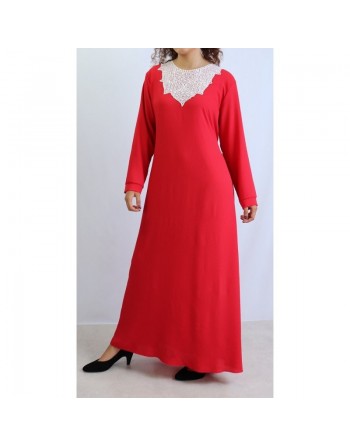 Robe longue de couleur Rouge avec broderies et perles blanches 