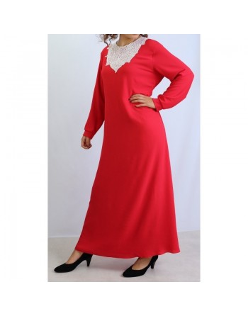 Robe longue de couleur Rouge avec broderies et perles blanches 