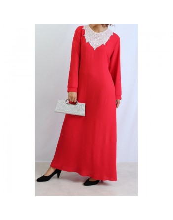 Robe longue de couleur Rouge avec broderies et perles blanches 
