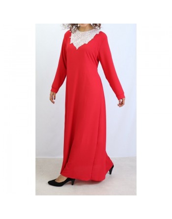 Robe longue de couleur Rouge avec broderies et perles blanches 