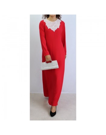 Robe longue de couleur Rouge avec broderies et perles blanches 