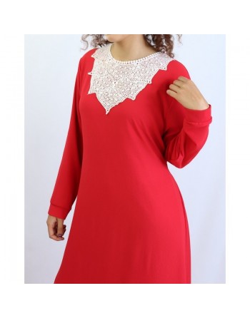 Robe longue de couleur Rouge avec broderies et perles blanches 