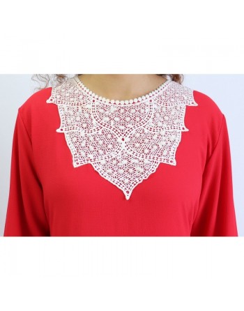 Robe longue de couleur Rouge avec broderies et perles blanches 