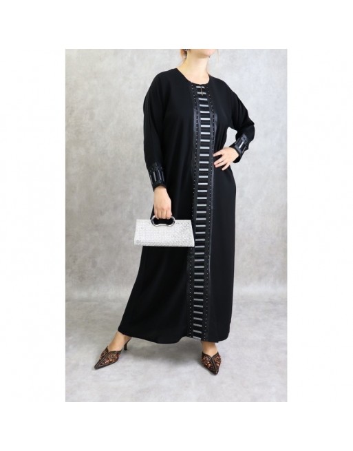 Abaya Dubaï noire moderne décorée avec châle assorti Abaya Dubaï noire moderne décorée avec châle assorti