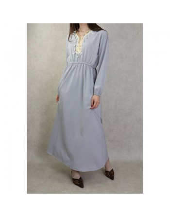 Robe longue féminine avec décoration écailles dorées et pompons - Couleur Gris 