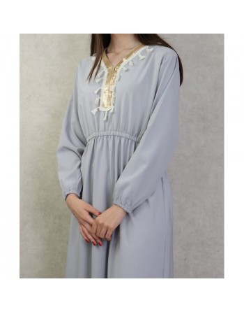 Robe longue féminine avec décoration écailles dorées et pompons - Couleur Gris 