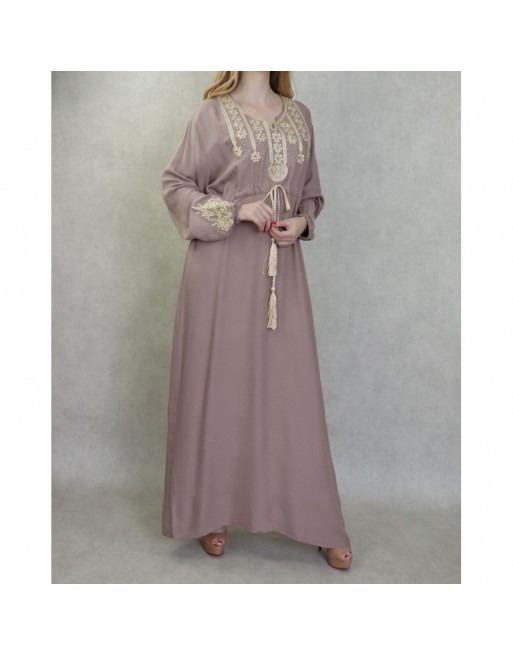 Robe longue élégante avec broderies et pompons pour femme - Couleur Beige Robe longue élégante avec broderies et pompons pour femme - Couleur Beige