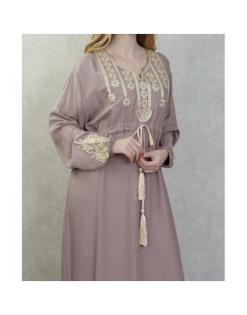 Robe longue élégante avec broderies et pompons pour femme - Couleur Beige 