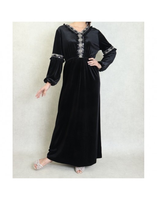 Robe maxi-longue en velours avec broderies et pompons (Saison Automne Hiver) - Couleur Noir Robe maxi-longue en velours avec broderies et pompons (Saison Automne Hiver) - Couleur Noir