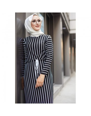 Robe maxi-longue à rayures ceinture intégrée (Vetement femme voilée) - Couleur noire 
