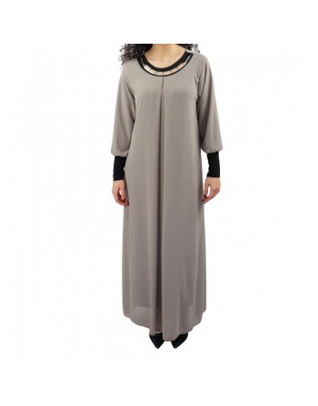 Robe longue fluide avec un joli collier - Couleur Taupe 