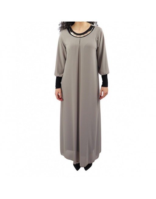 Robe longue fluide avec un joli collier - Couleur Taupe Robe longue fluide avec un joli collier - Couleur Taupe