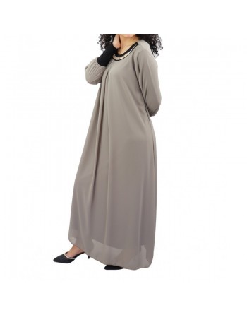 Robe longue fluide avec un joli collier - Couleur Taupe 