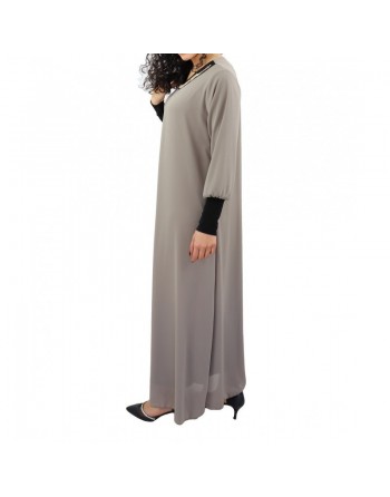 Robe longue fluide avec un joli collier - Couleur Taupe 