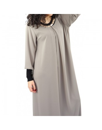 Robe longue fluide avec un joli collier - Couleur Taupe 