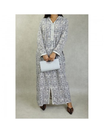 Robe fluide style djellaba marocaine avec capuche motifs fleurie Noir sur un fond couleur beige 