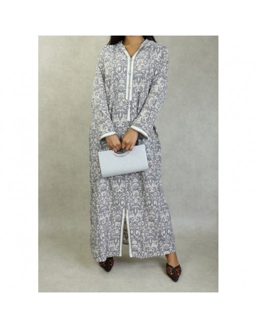 Robe fluide style djellaba marocaine avec capuche motifs fleurie Noir sur un fond couleur beige Robe fluide style djellaba marocaine avec capuche motifs fleurie Noir sur un fond couleur beige