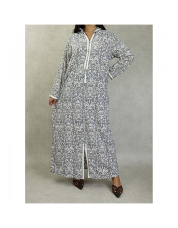 Robe fluide style djellaba marocaine avec capuche motifs fleurie Noir sur un fond couleur beige 