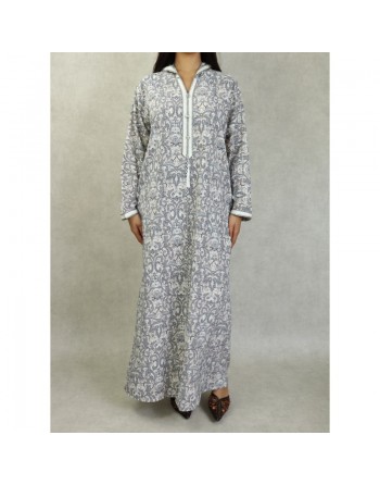 Robe fluide style djellaba marocaine avec capuche motifs fleurie Noir sur un fond couleur beige 