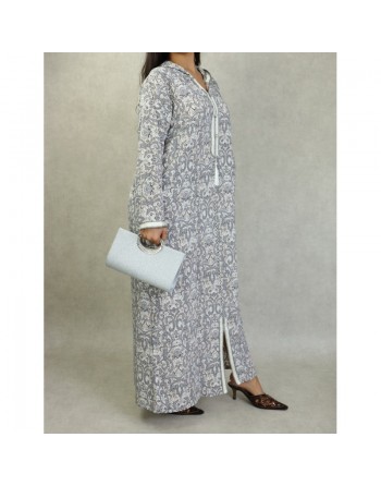 Robe fluide style djellaba marocaine avec capuche motifs fleurie Noir sur un fond couleur beige 