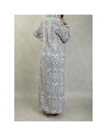 Robe fluide style djellaba marocaine avec capuche motifs fleurie Noir sur un fond couleur beige 