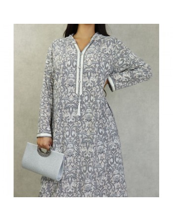 Robe fluide style djellaba marocaine avec capuche motifs fleurie Noir sur un fond couleur beige 