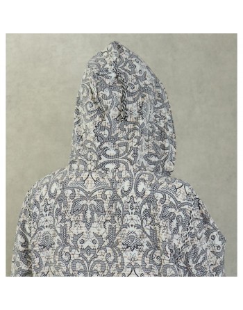 Robe fluide style djellaba marocaine avec capuche motifs fleurie Noir sur un fond couleur beige 