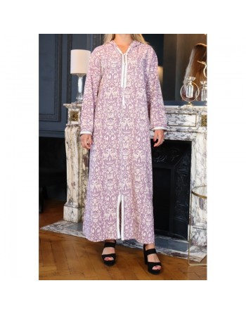 Robe fluide style djellaba marocaine avec capuche motifs fleurie violet sur un fond couleur beige 
