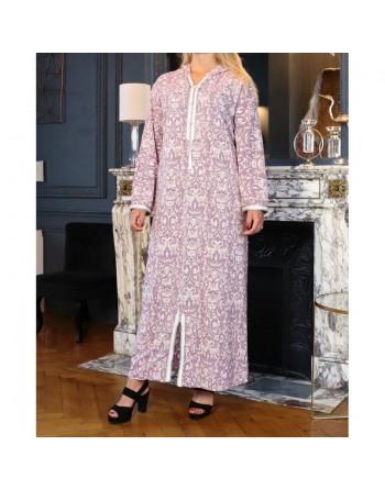 Robe fluide style djellaba marocaine avec capuche motifs fleurie violet sur un fond couleur beige 
