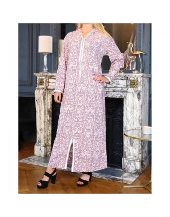 Robe fluide style djellaba marocaine avec capuche motifs fleurie violet sur un fond couleur beige 