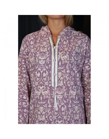 Robe fluide style djellaba marocaine avec capuche motifs fleurie violet sur un fond couleur beige 