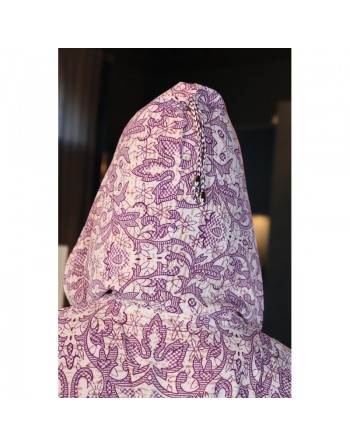 Robe fluide style djellaba marocaine avec capuche motifs fleurie violet sur un fond couleur beige 