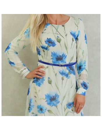 Robe longue fluide en mousseline de couleur blanc cassé avec motifs fleuris bleus et ceinture assortie 