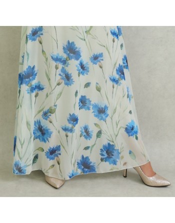 Robe longue fluide en mousseline de couleur blanc cassé avec motifs fleuris bleus et ceinture assortie 