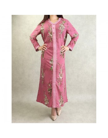 Robe fluide style djellaba marocaine à fleurs avec capuche sur un fond Vieux rose pour femme 