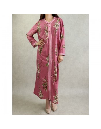 Robe fluide style djellaba marocaine à fleurs avec capuche sur un fond Vieux rose pour femme 