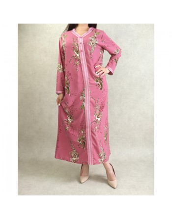 Robe fluide style djellaba marocaine à fleurs avec capuche sur un fond Vieux rose pour femme 