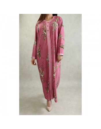 Robe fluide style djellaba marocaine à fleurs avec capuche sur un fond Vieux rose pour femme 