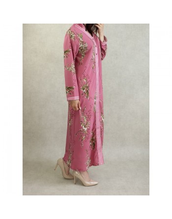 Robe fluide style djellaba marocaine à fleurs avec capuche sur un fond Vieux rose pour femme 